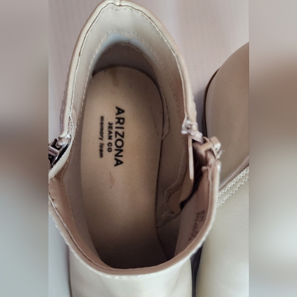 Arizona Jean Company Cream Ankle Boots with Minimalist Design - Picture 8 of 9